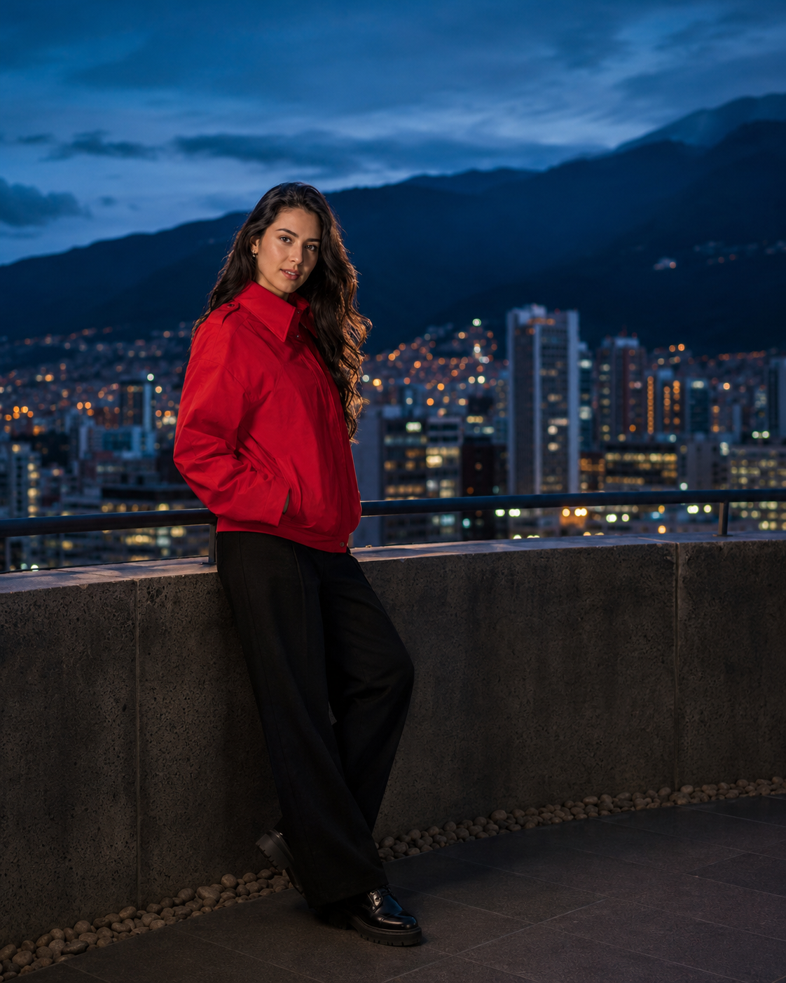Resultado de un retrato femenino en una azotea urbana durante la hora azul